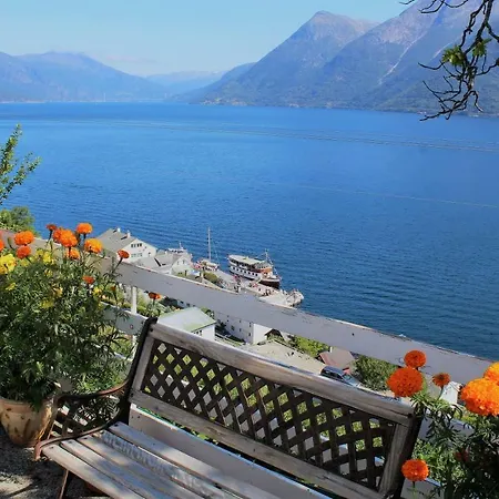 مزرعة للإقامة Fjord House *